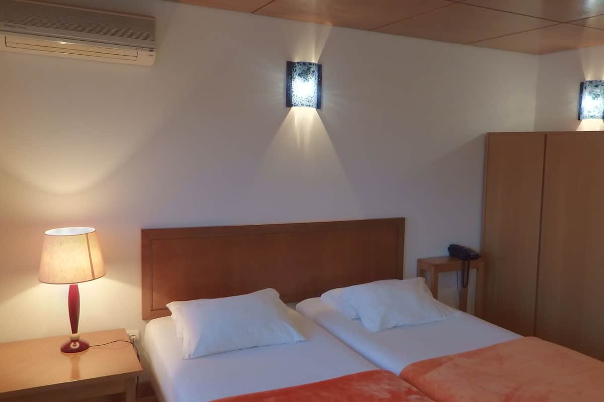 Habitación estándar | Caja de seguridad en la habitación y camas extra 