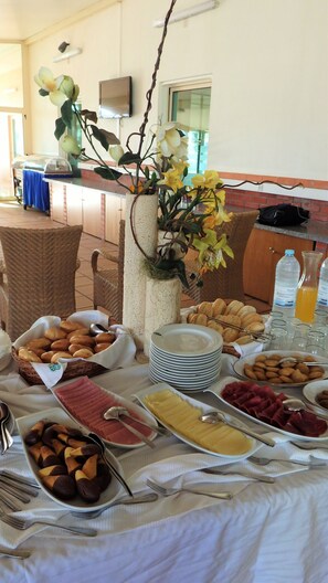 Serviert Mittagessen und Abendessen