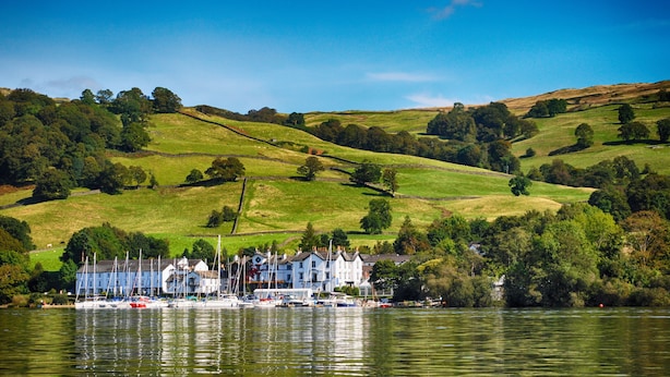 A lakeside property with a marina, multiple boats, and a large house with a white facade. - Ambleside Townhouse (Ambleside)