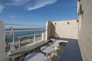 Poolside bar