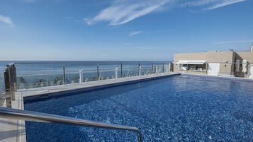 Una piscina al aire libre (de 09:00 a 19:00), sombrillas, tumbonas