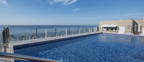 Utendørsbasseng, bassengparasoller og solsenger