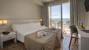 Dundyner, safe på rommet, skrivebord og blendingsgardiner