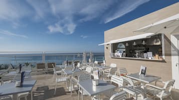 Bar junto a la piscina