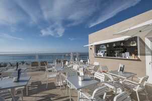 Bar à beira da piscina