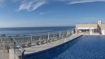 Una piscina al aire libre (de 09:00 a 19:00), sombrillas, tumbonas