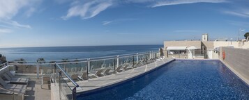 Piscina externa, funciona das 9h às 19h, guarda-sóis, espreguiçadeiras