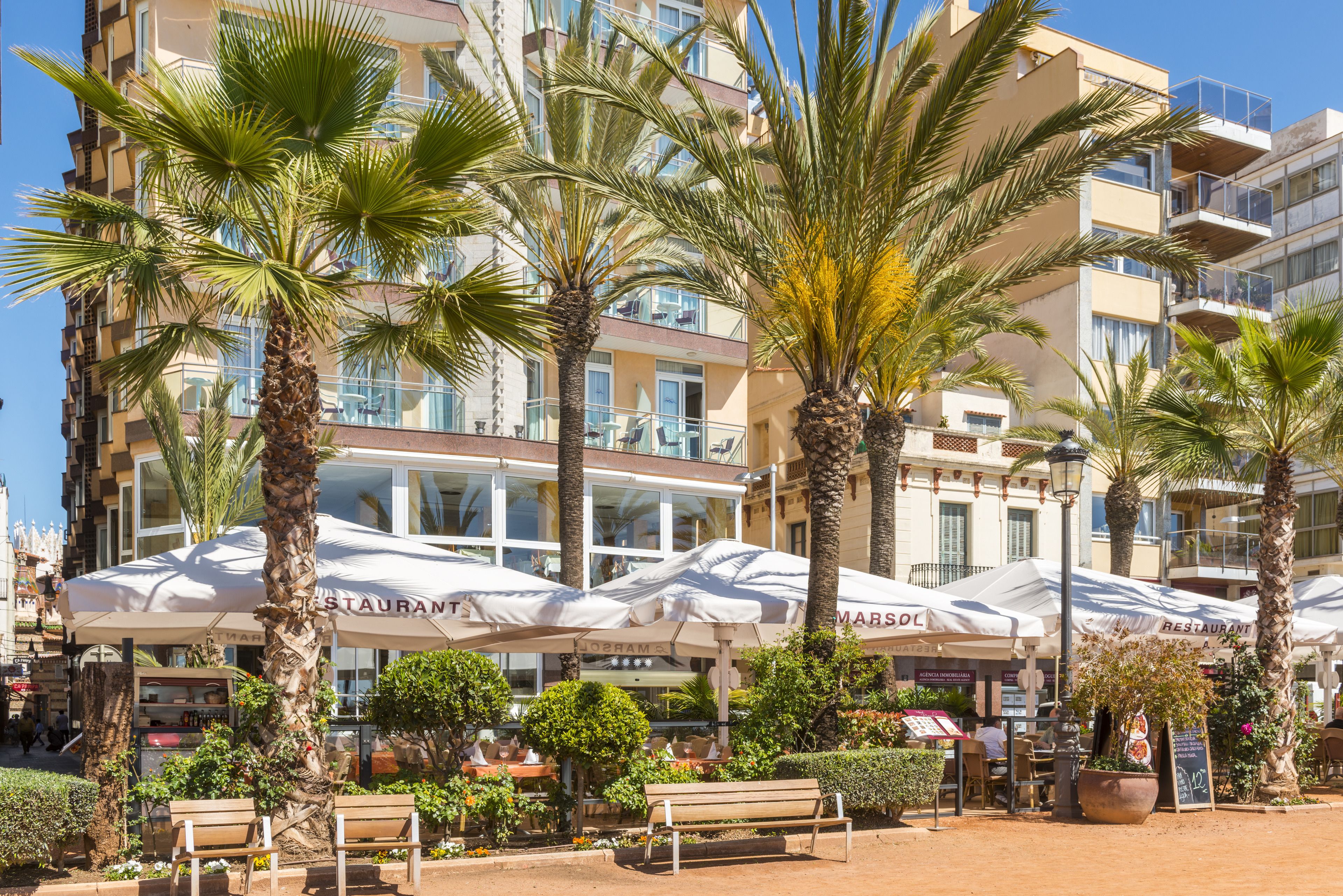 2 restaurantes; se sirve almuerzo, cena y brunch; cocina internacional