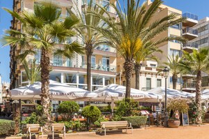 2 restaurants, lunch, dinner, brunch served; international cuisine