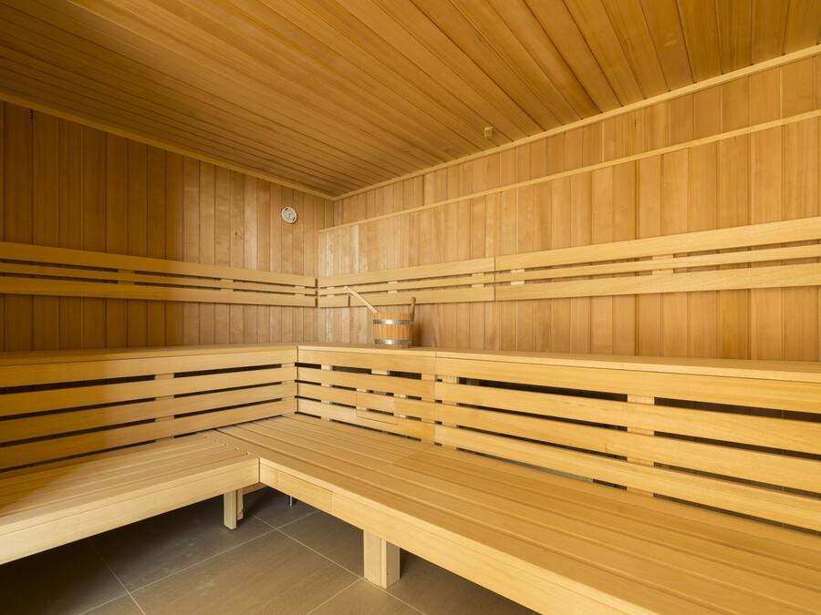 Una sauna con bancos de madera y techo de madera.