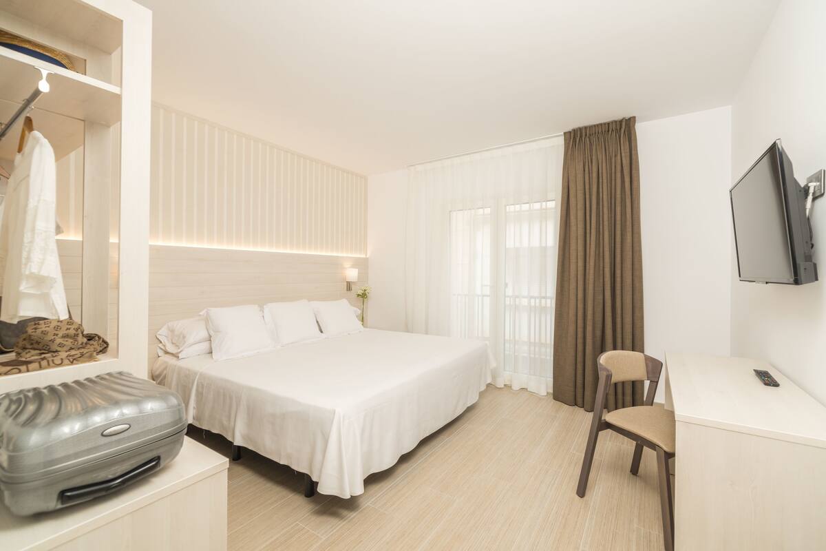In-room safe, desk, blackout drapes, soundproofing