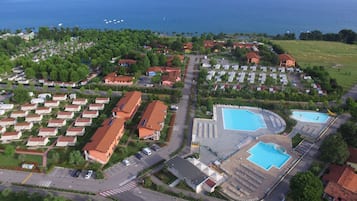 Piscina stagionale all'aperto, ombrelloni da piscina, lettini