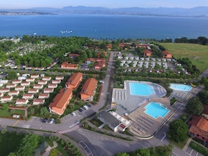 Seasonal outdoor pool, pool umbrellas, pool loungers - The Garda Village (Sirmione)