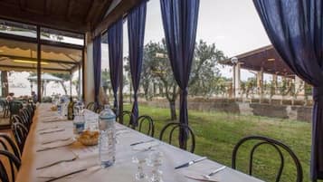 Breakfast, lunch, dinner served; Italian cuisine