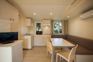 Mobile Home (Maxicaravan) | Living area | TV - The Garda Village (Sirmione)