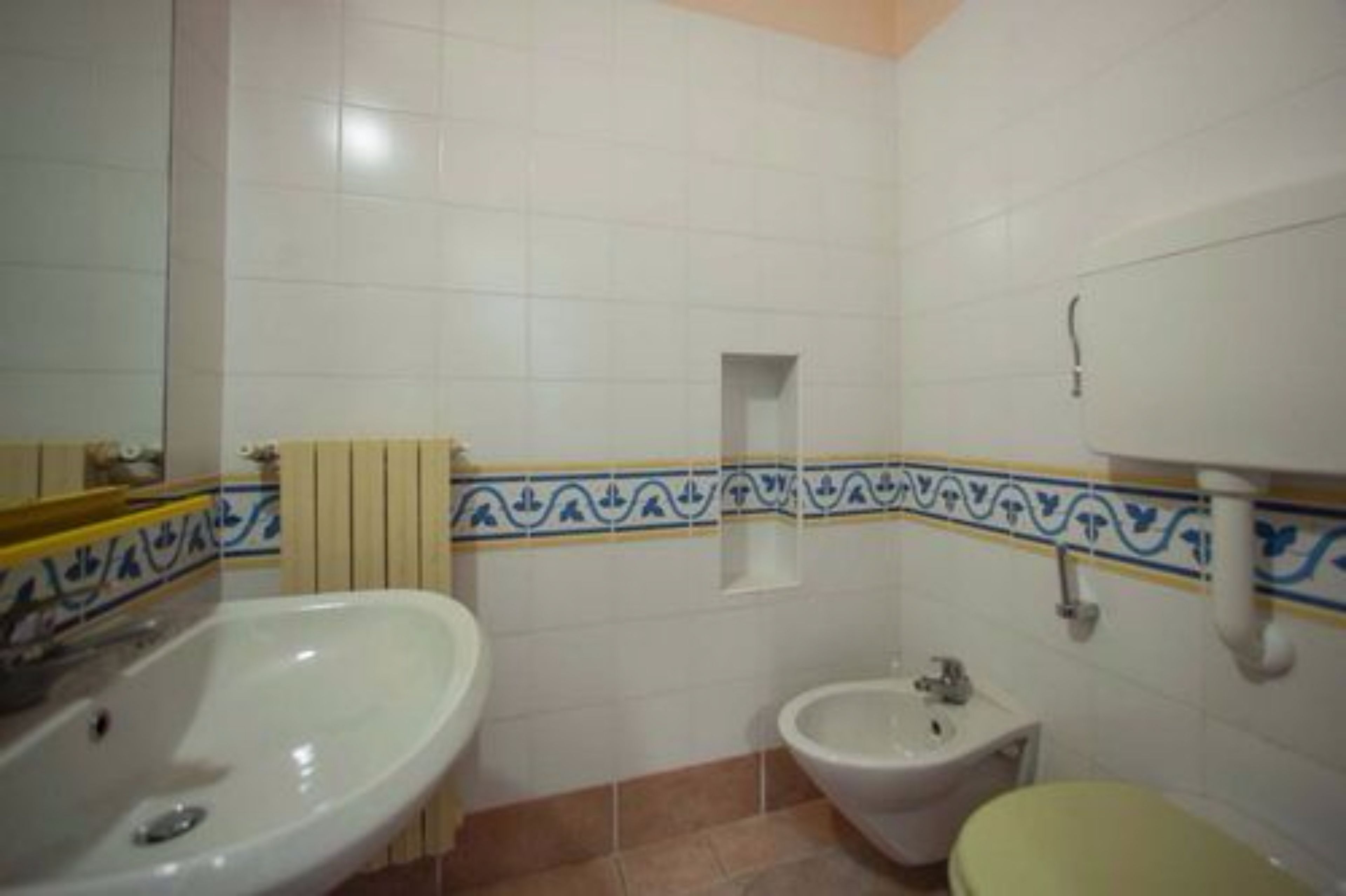 Une salle de bain équipée d’un lavabo, d’un bidet et de toilettes.
