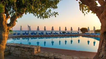 Seasonal outdoor pool, pool umbrellas, sun loungers