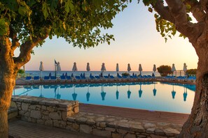 Seasonal outdoor pool, pool umbrellas, sun loungers - Silva Beach Hotel (Hersonissos)