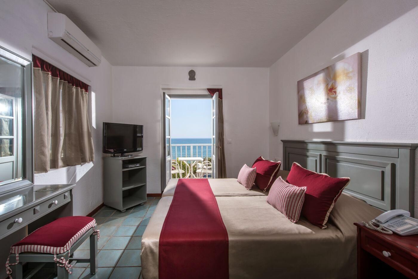 Escritorio, cunas gratuitas, wifi gratis y ropa de cama