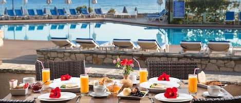 2 restaurants servant le déjeuner, spécialités Cuisine internationale