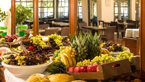 A buffet with a variety of fruits and vegetables. - Silva Beach Hotel (Hersonissos)