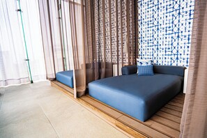 Piscine intérieure, accès possible de 7 h à 22 h, chaises longues