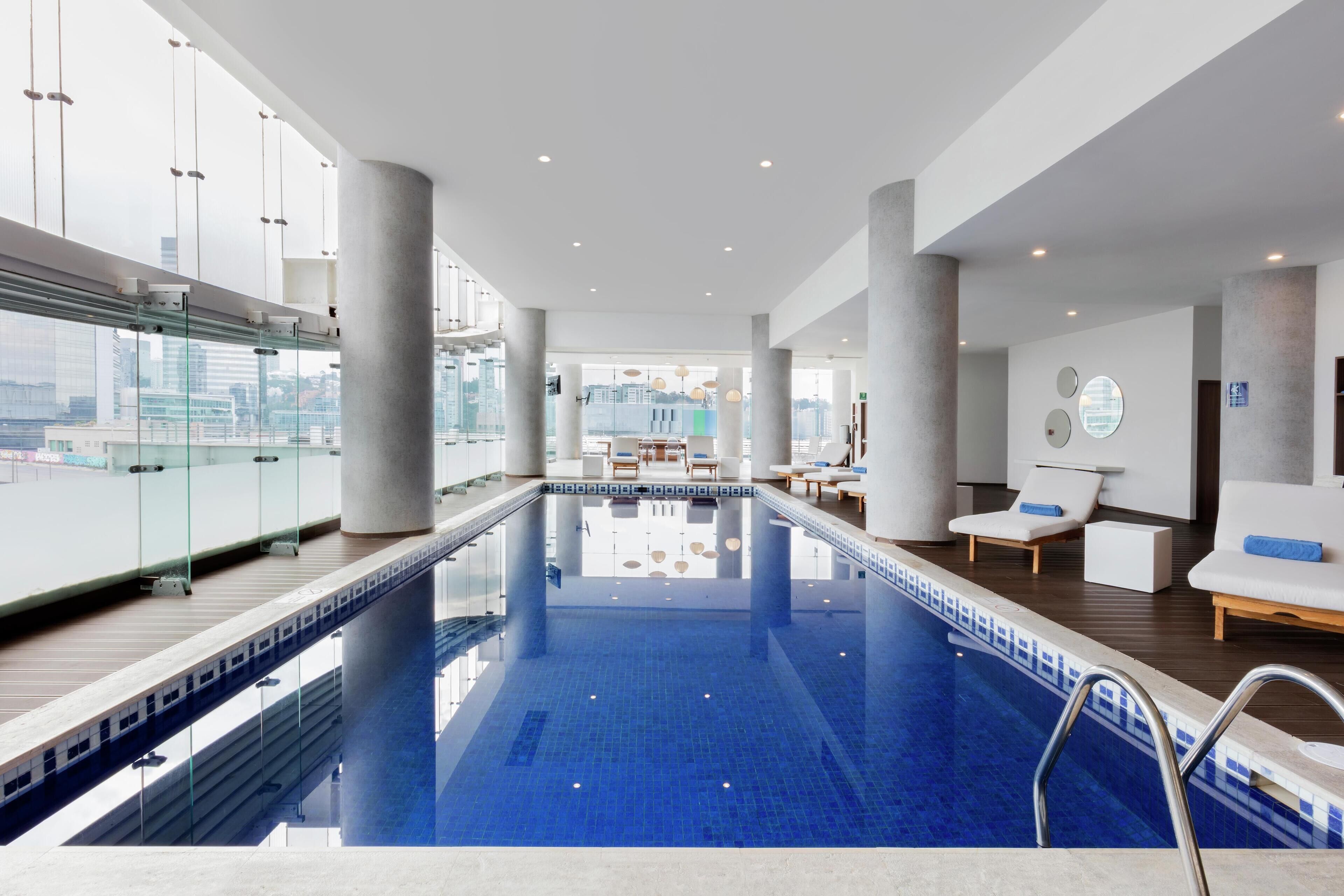 Piscine couverte, accès possible de 07 h 00 à 22 h 00, chaises longues 