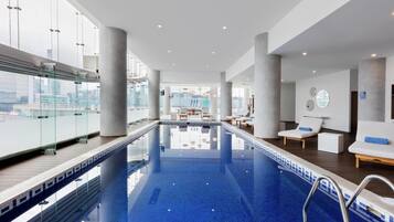 Piscine couverte, accès possible de 07 h 00 à 22 h 00, chaises longues