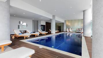 Alberca techada, acceso de 07:00 a 22:00, y camastros