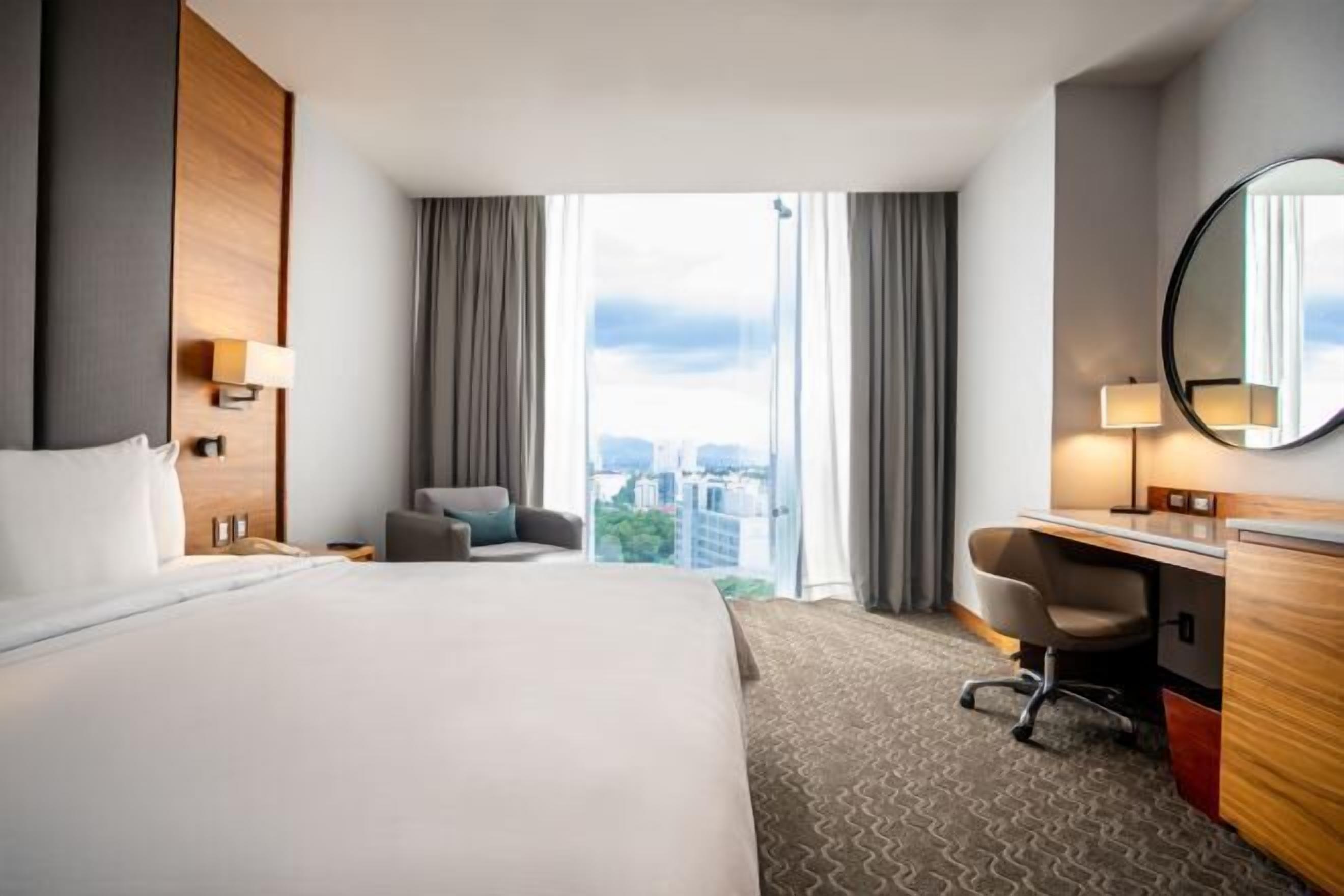 迷你吧、房內夾萬、書桌、遮光窗簾/窗簾