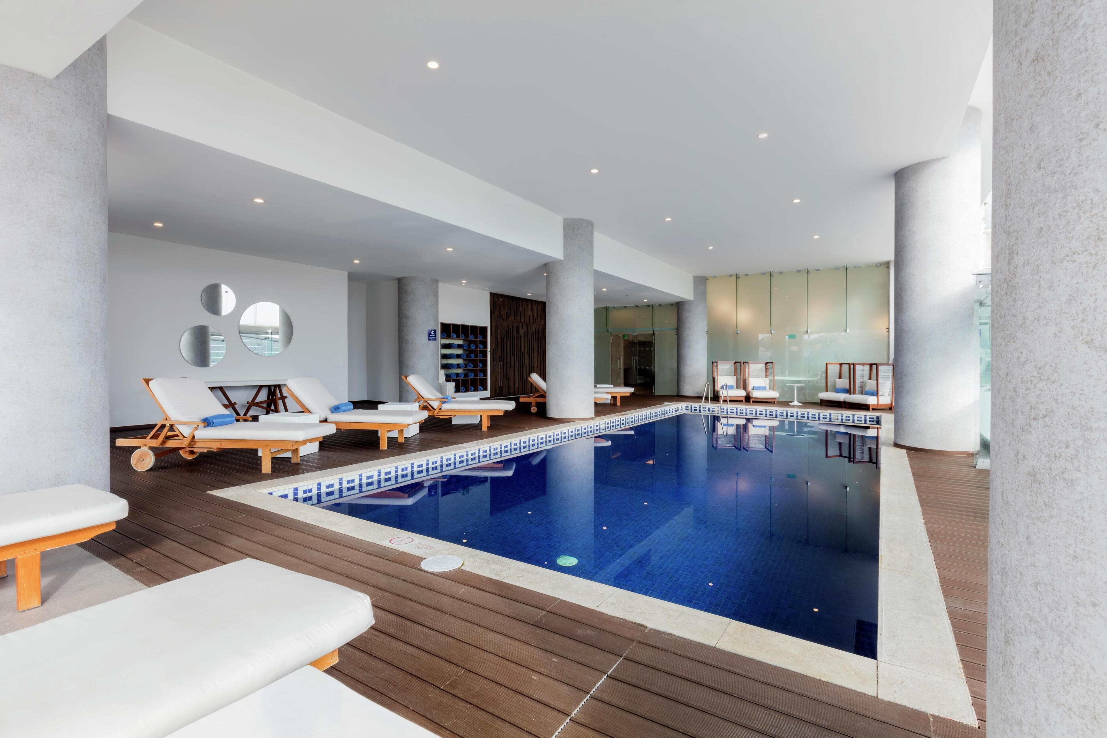Piscina interna, funciona das 7h às 22h, espreguiçadeiras