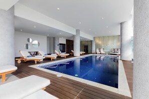 Piscine couverte, accès possible de 07 h 00 à 22 h 00, chaises longues 