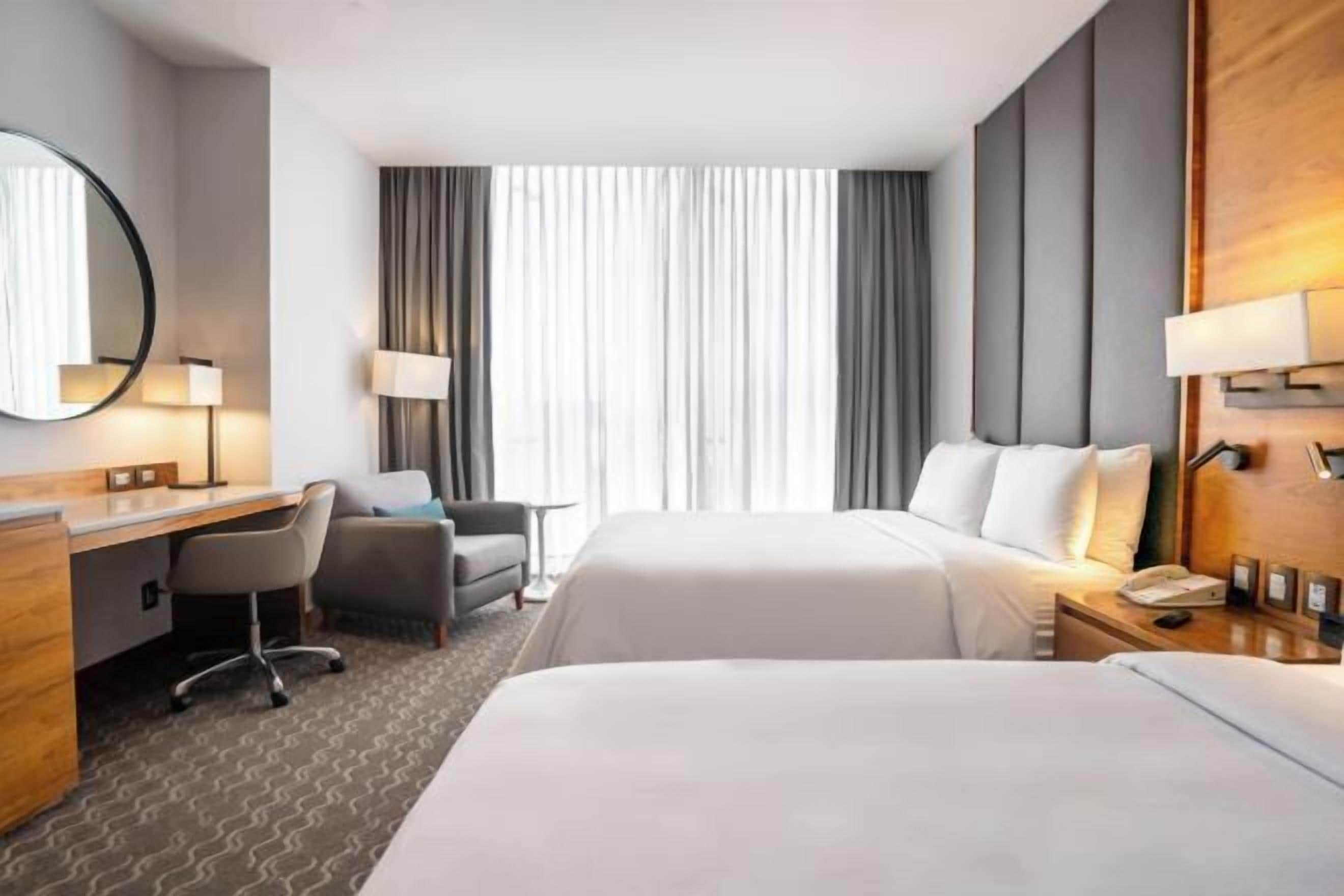 迷你吧、房內夾萬、書桌、遮光窗簾/窗簾