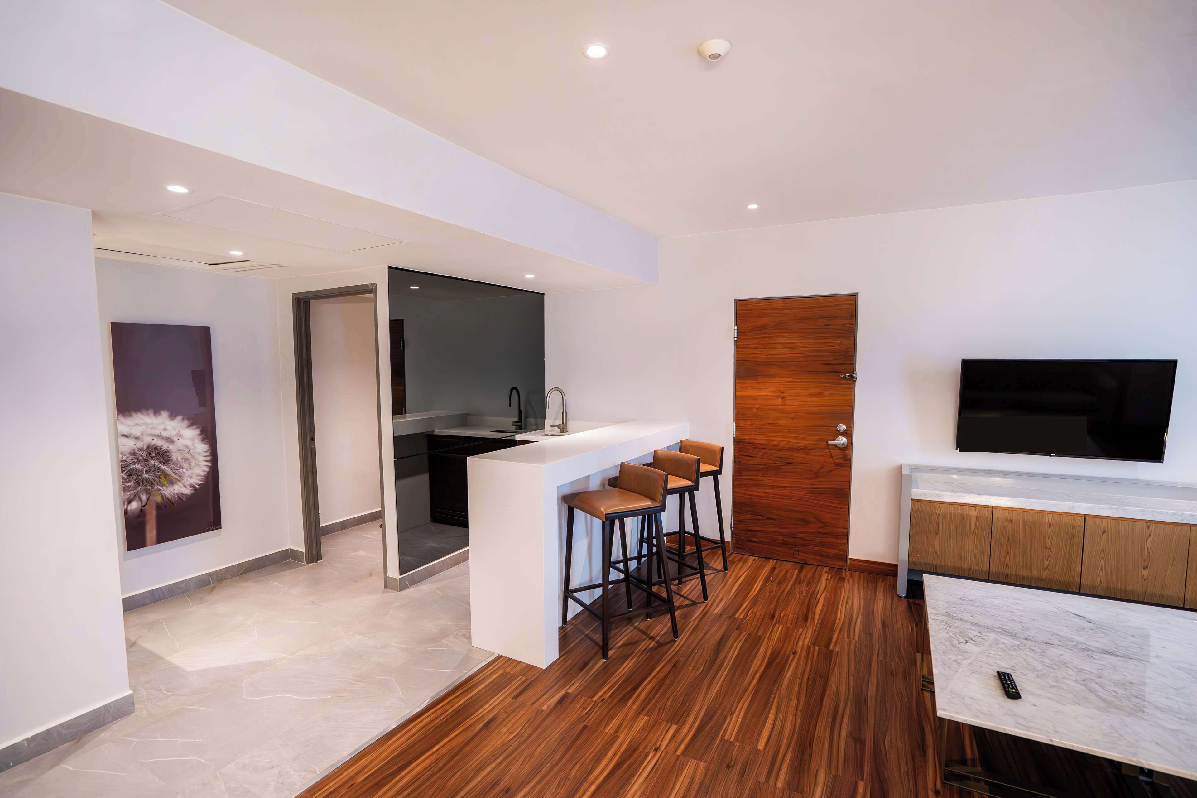 premium suite, 1 king bed, non smoking | minibar