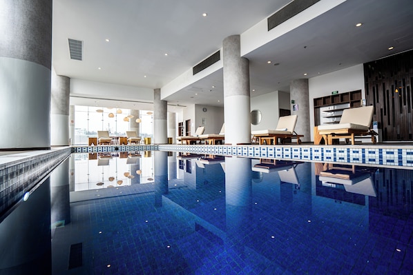 Piscina coberta (horari: 07:00-22:00) i gandules