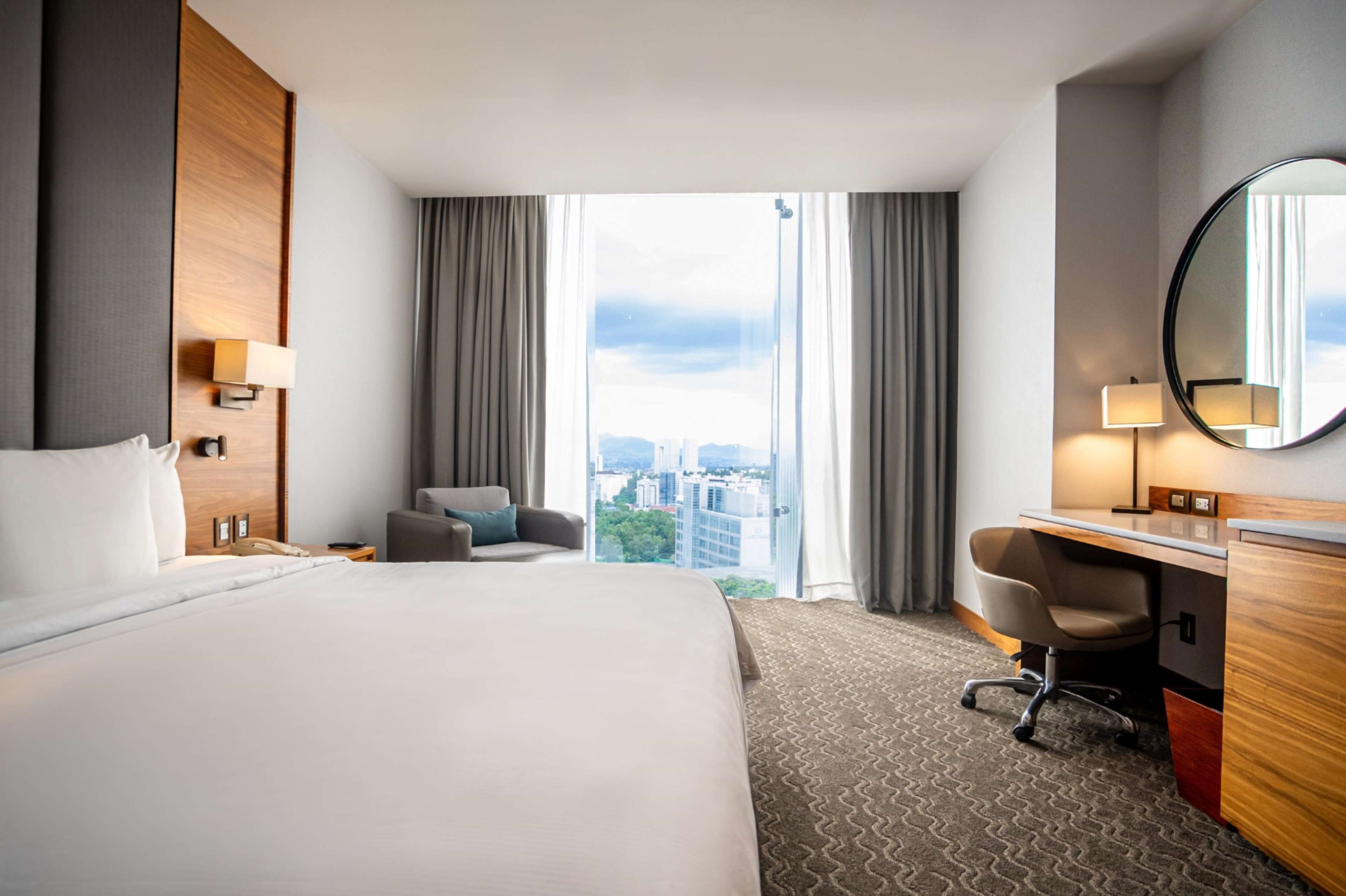 room, 1 king bed, non smoking | 1 bedroom, minibar, in-room safe, desk