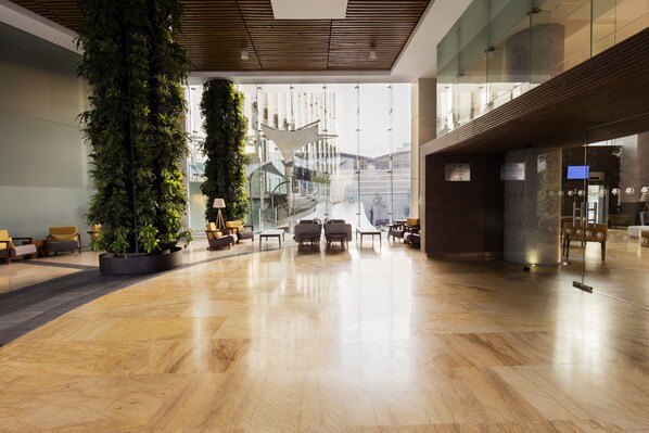 Property entrance - DoubleTree by Hilton Hotel Mexico City Santa Fe (Mexico City)