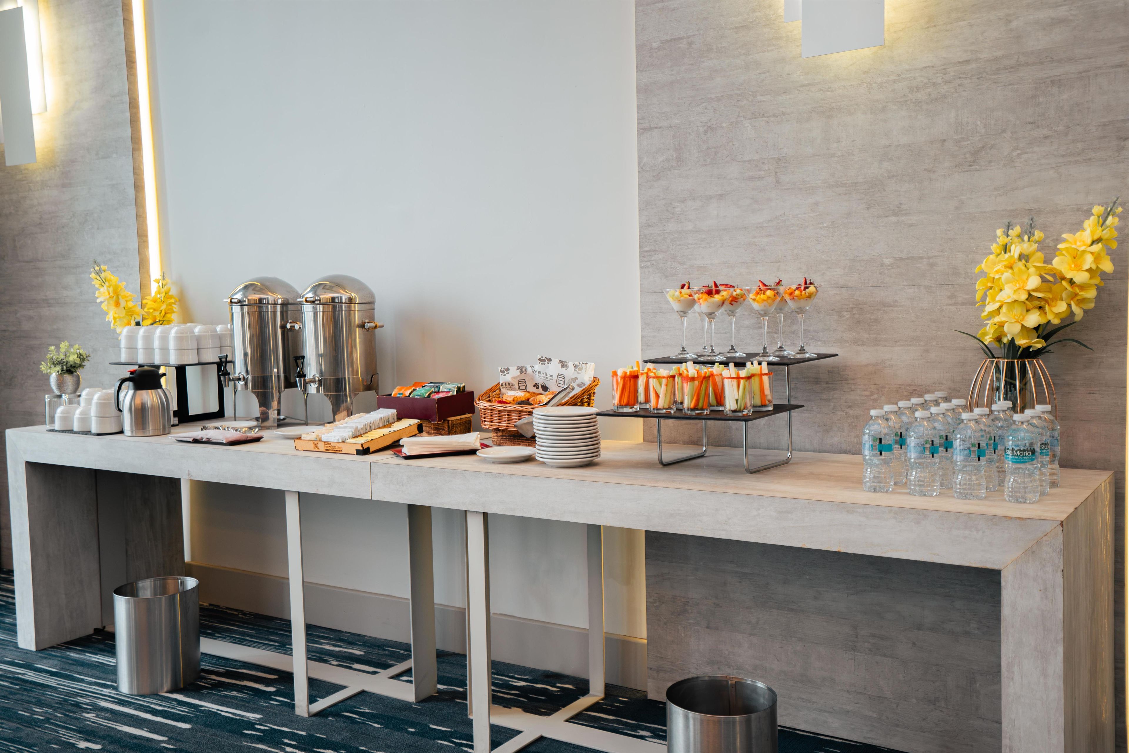 Ein reichhaltiges Buffet mit verschiedenen Speisen und Getränken.
