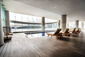 Piscine intérieure, accès possible de 7 h à 22 h, chaises longues