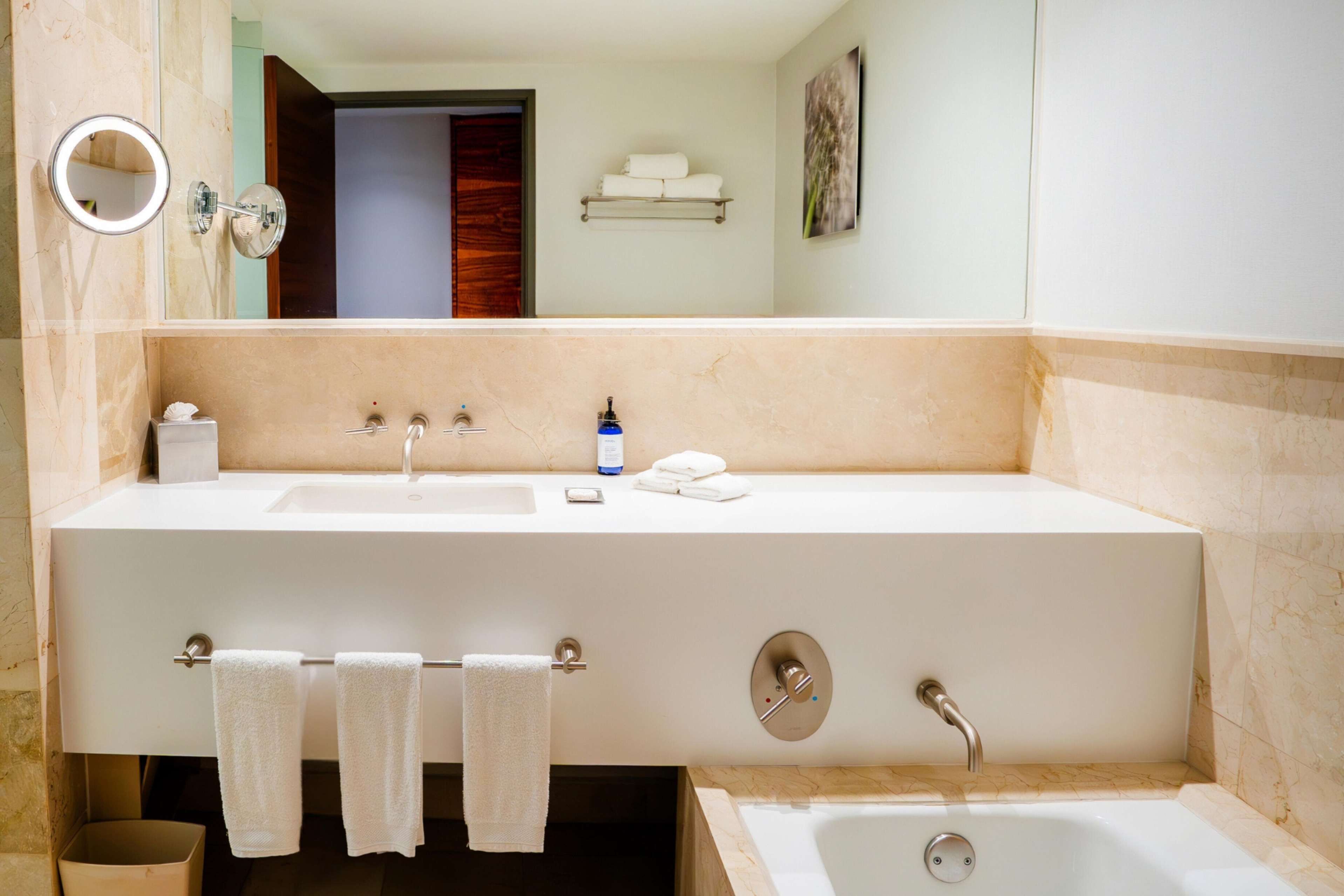 room, 1 king bed, non smoking | 1 bedroom, minibar, in-room safe, desk