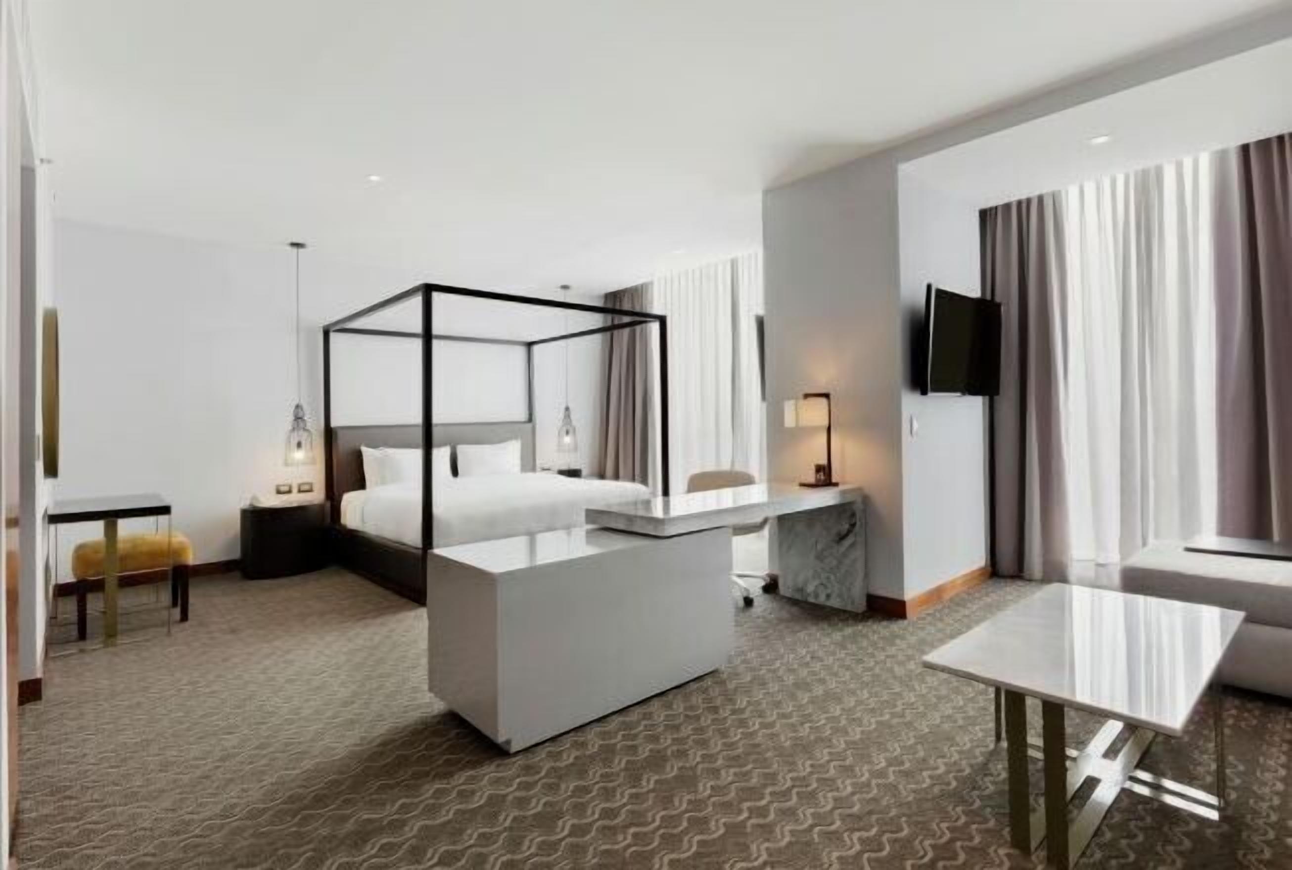 迷你吧、房內夾萬、書桌、遮光窗簾/窗簾