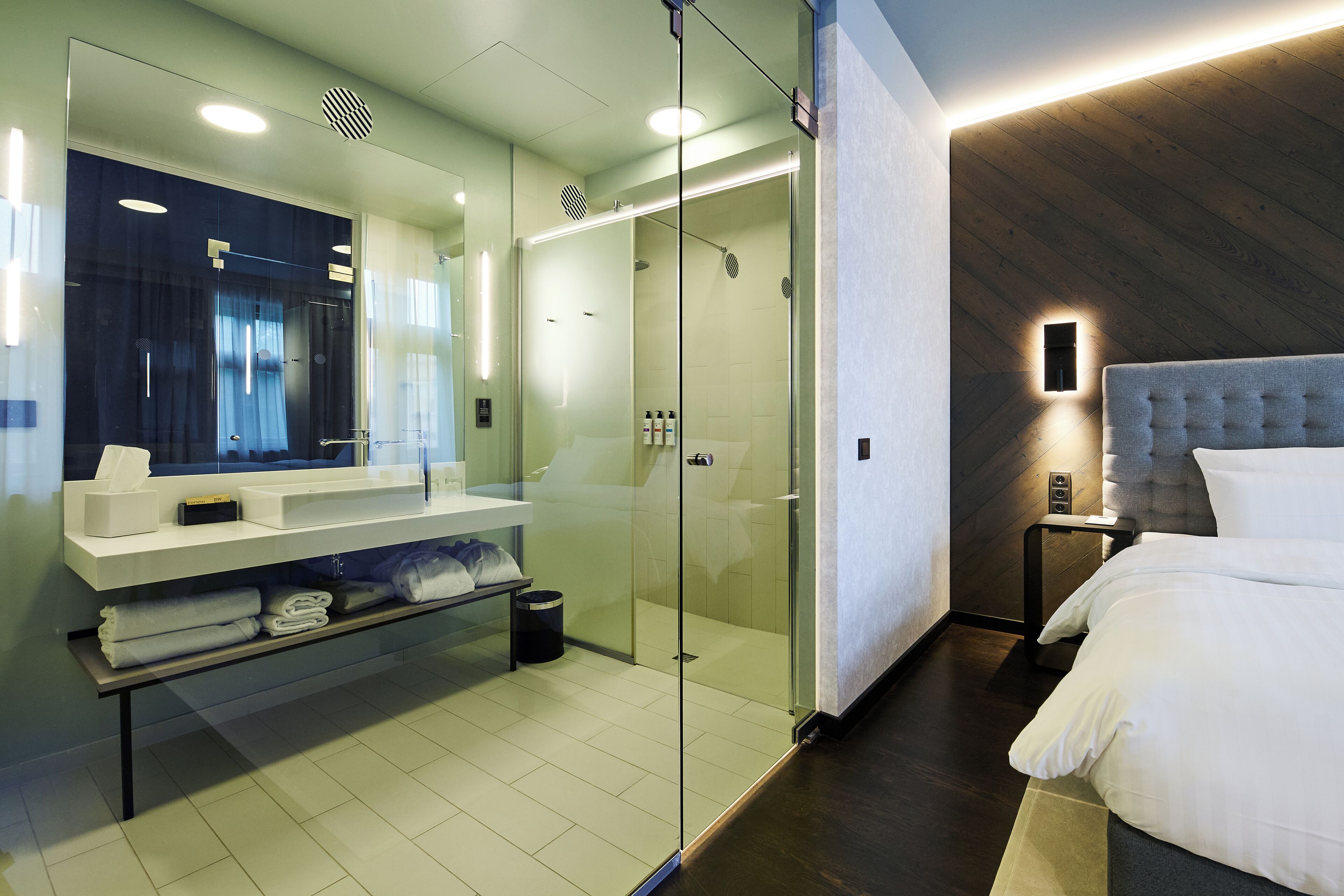 deluxe room, 1 king bed, park view | bathroom | combined shower/bathtub, rainfall showerhead, eco-friendly toiletries