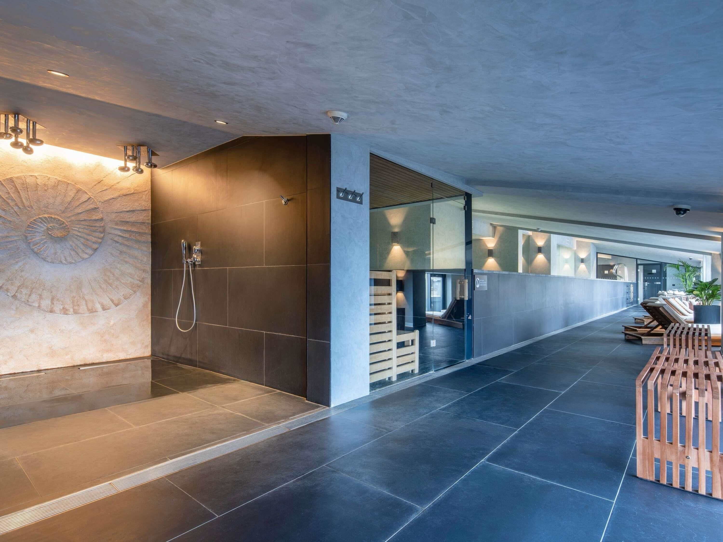 Indoor pool, sun loungers