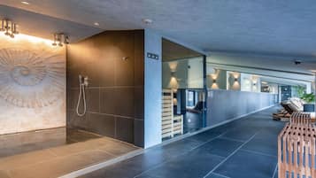Indoor pool, sun loungers
