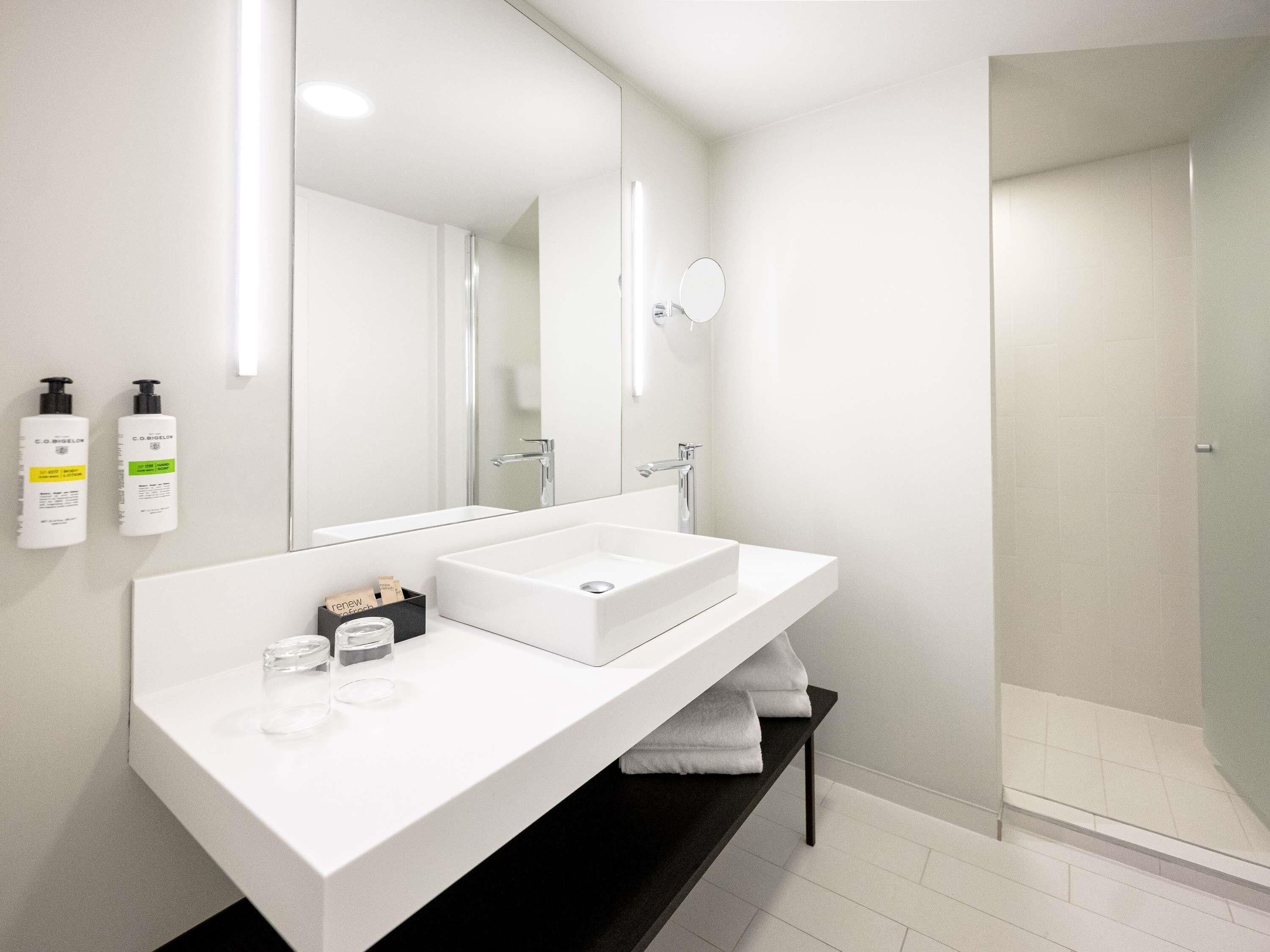 Minibaari, tallelokero huoneessa, työpöytä, pimennysverhot