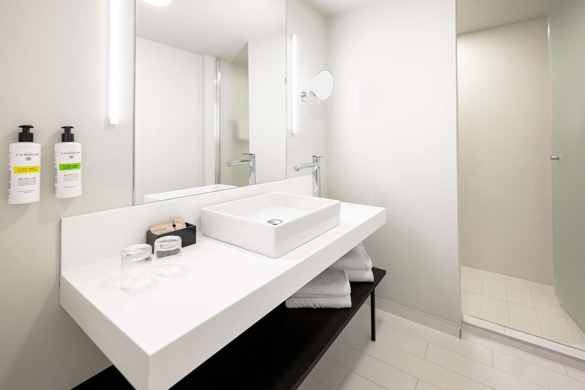 Minibaari, tallelokero huoneessa, työpöytä, pimennysverhot