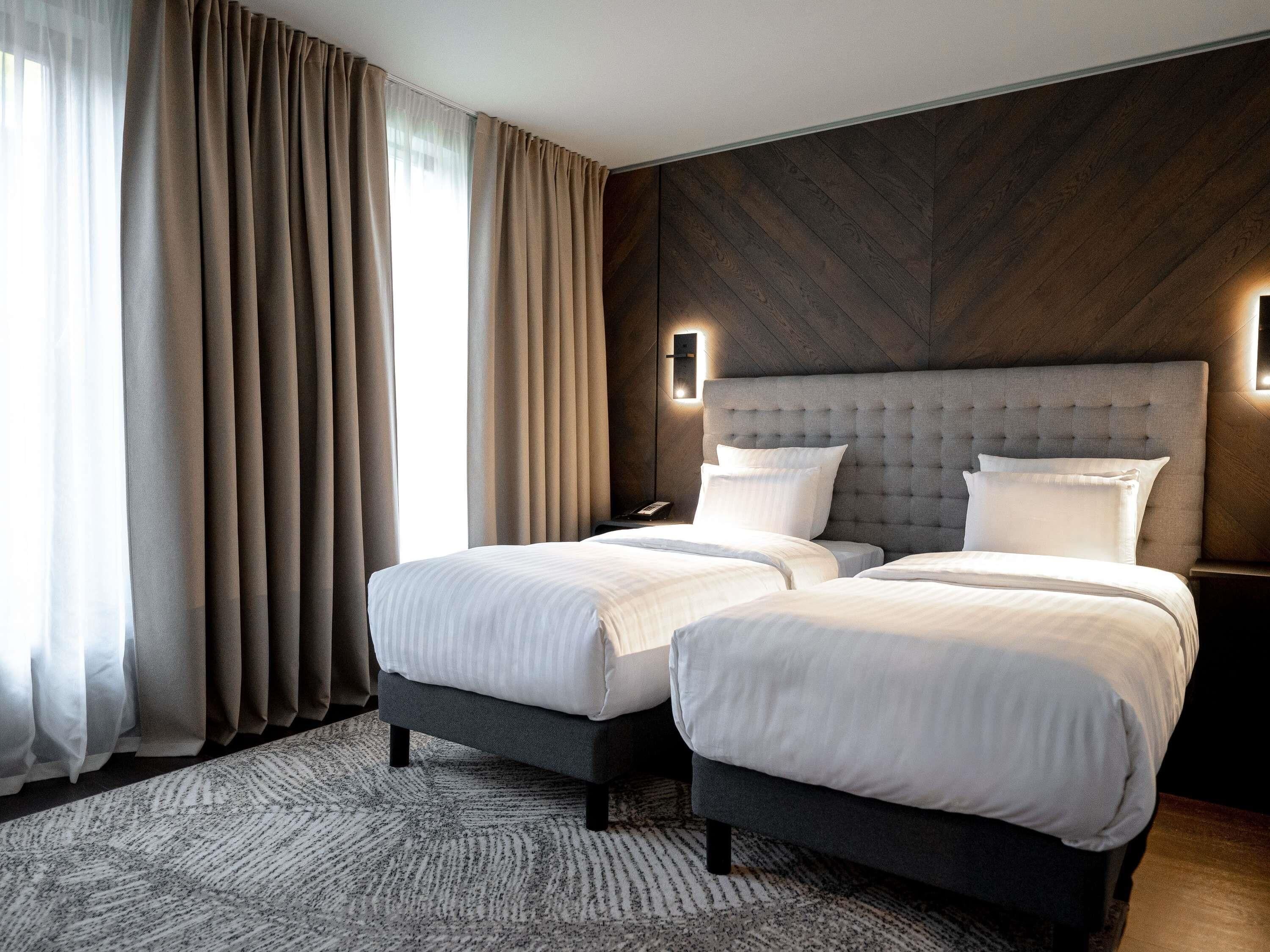 Habitación superior, 2 camas individuales | Minibar, caja de seguridad en la habitación y escritorio 