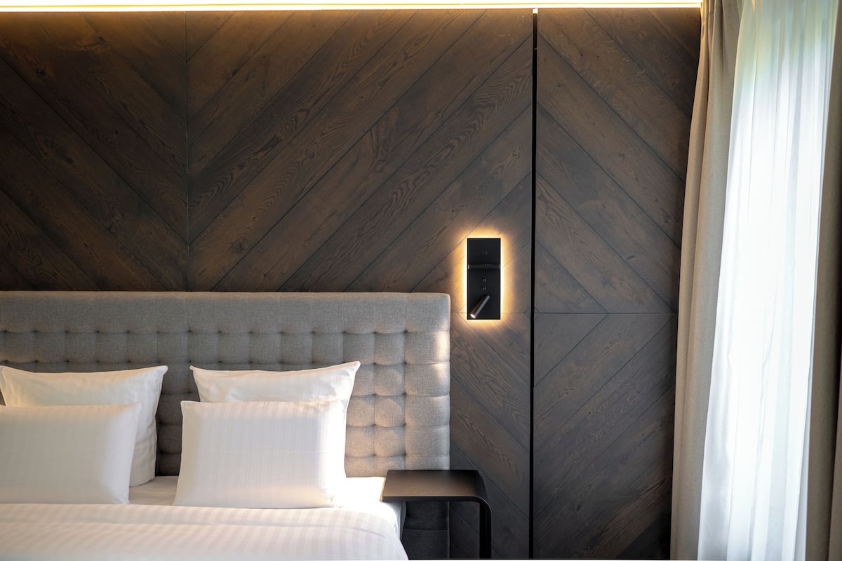 Minibar, Zimmersafe, Schreibtisch, Verdunkelungsvorhänge