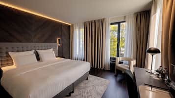 Superior-huone, 1 suuri parisänky (Premium) | Minibaari, tallelokero huoneessa, työpöytä, pimennysverhot