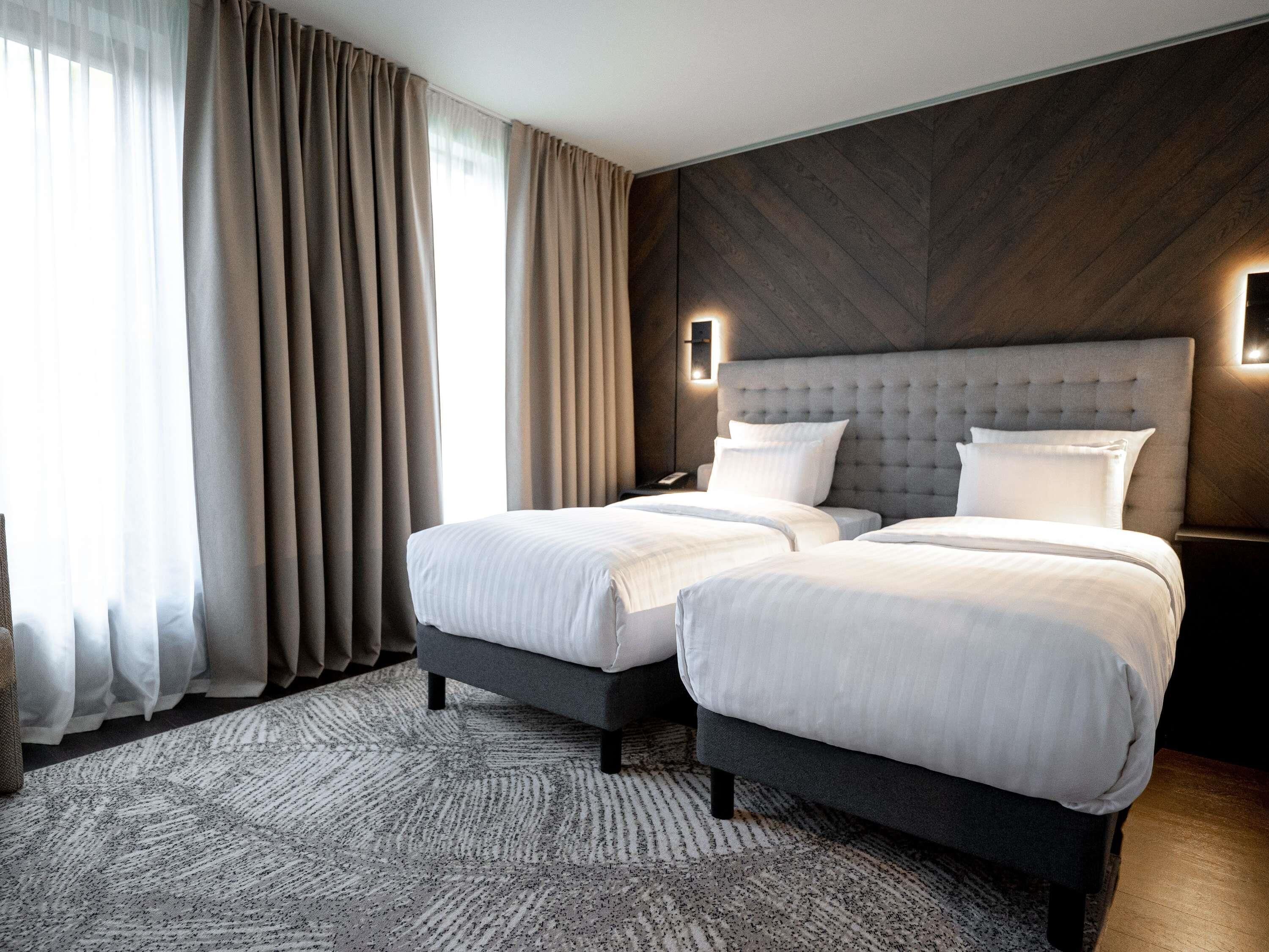 Minibaari, tallelokero huoneessa, työpöytä, pimennysverhot